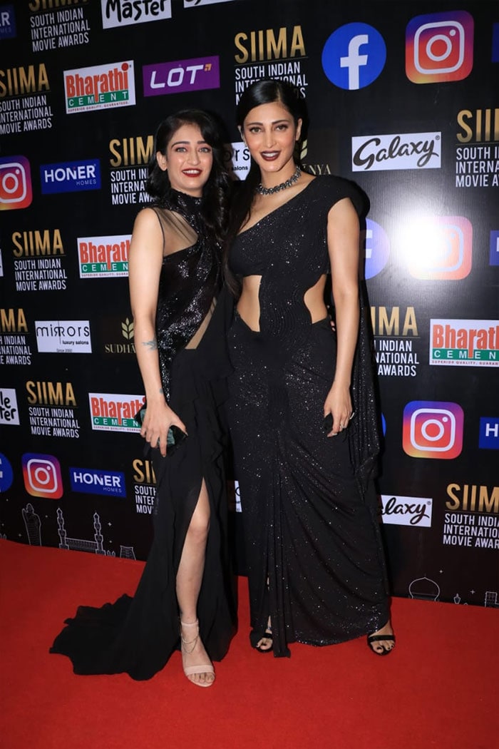 Shruti Haasan and sister Akshara were seen twinning in black.