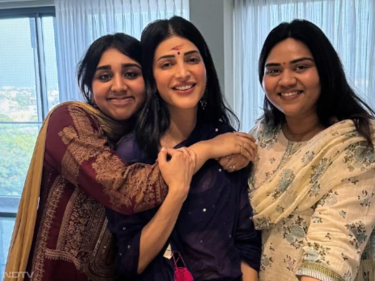 घर में एंट्री लेने और गृह प्रवेश की पूजा के बाद एक्ट्रेस श्रुति की खुशी का ठिकाना नहीं रहा. उन्होंने तुरंत अपने फैंस के साथ सोशल मीडिया पर इस नए सफर की खूबसूरत झलकियां शेयर कीं, जो देखते ही देखते इंटरनेट पर वायरल हो गईं.