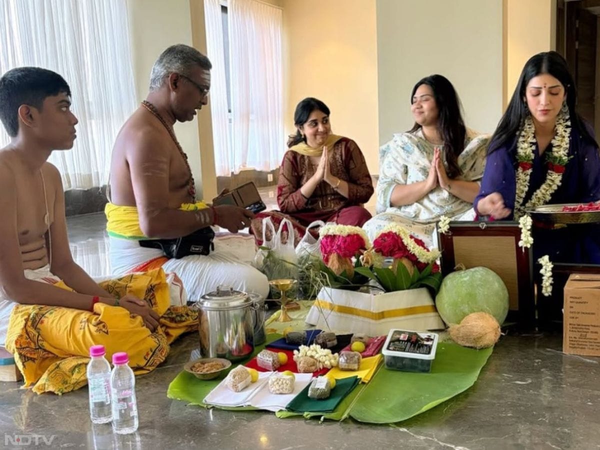 बीते 13 जुलाई को श्रुति हसन के चेन्नई वाले नए घर में मंत्रोच्चार गूंजे. उन्होंने पूरे विधि-विधान के साथ गृह प्रवेश की पूजा की और अपने इस नए आशियाने में कदम रखा.