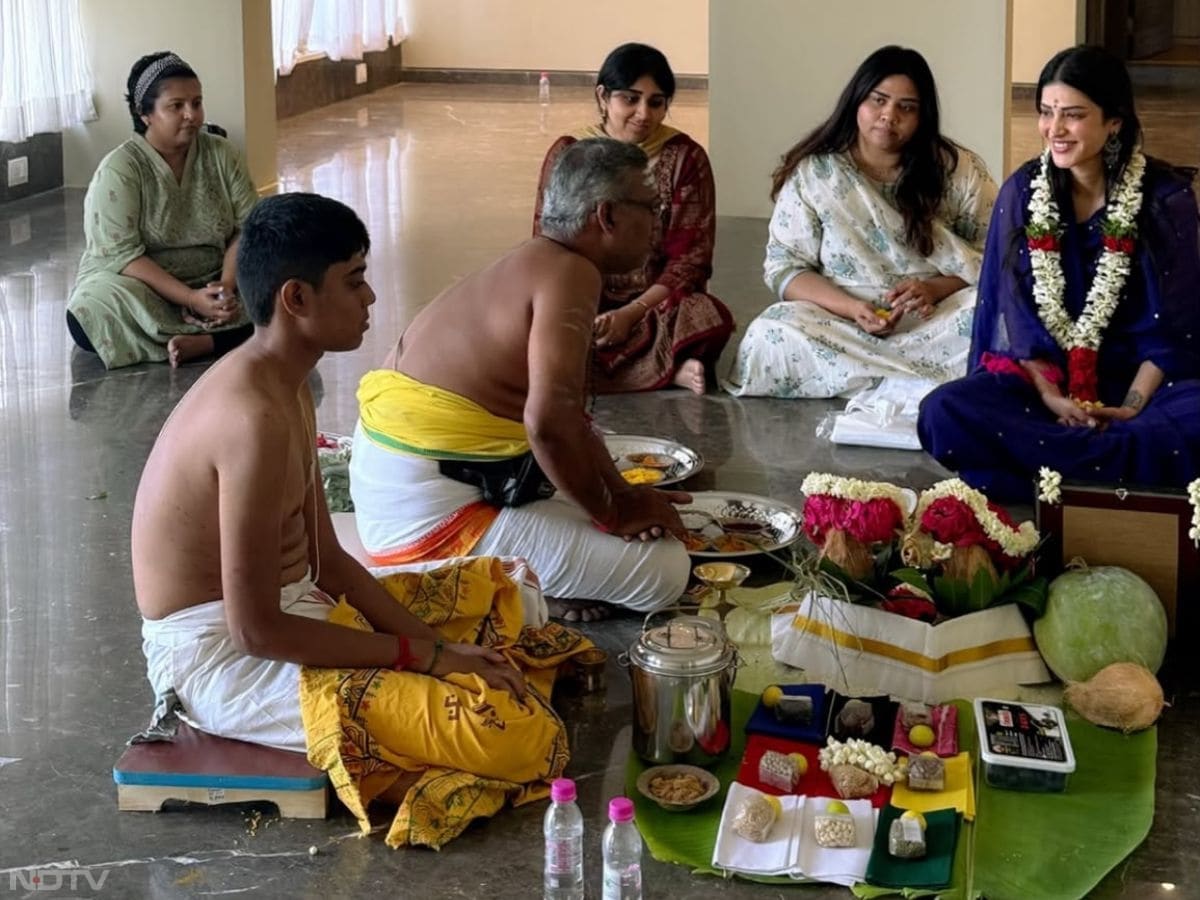 शेयर की गई तस्वीरों में श्रुति के चेहरे की मुस्कान और चमक साफ बयां कर रही है कि यह नया घर उनके दिल के कितना करीब है. एक नई शुरुआत का जादू उनके चेहरे पर साफ दिख रहा था.