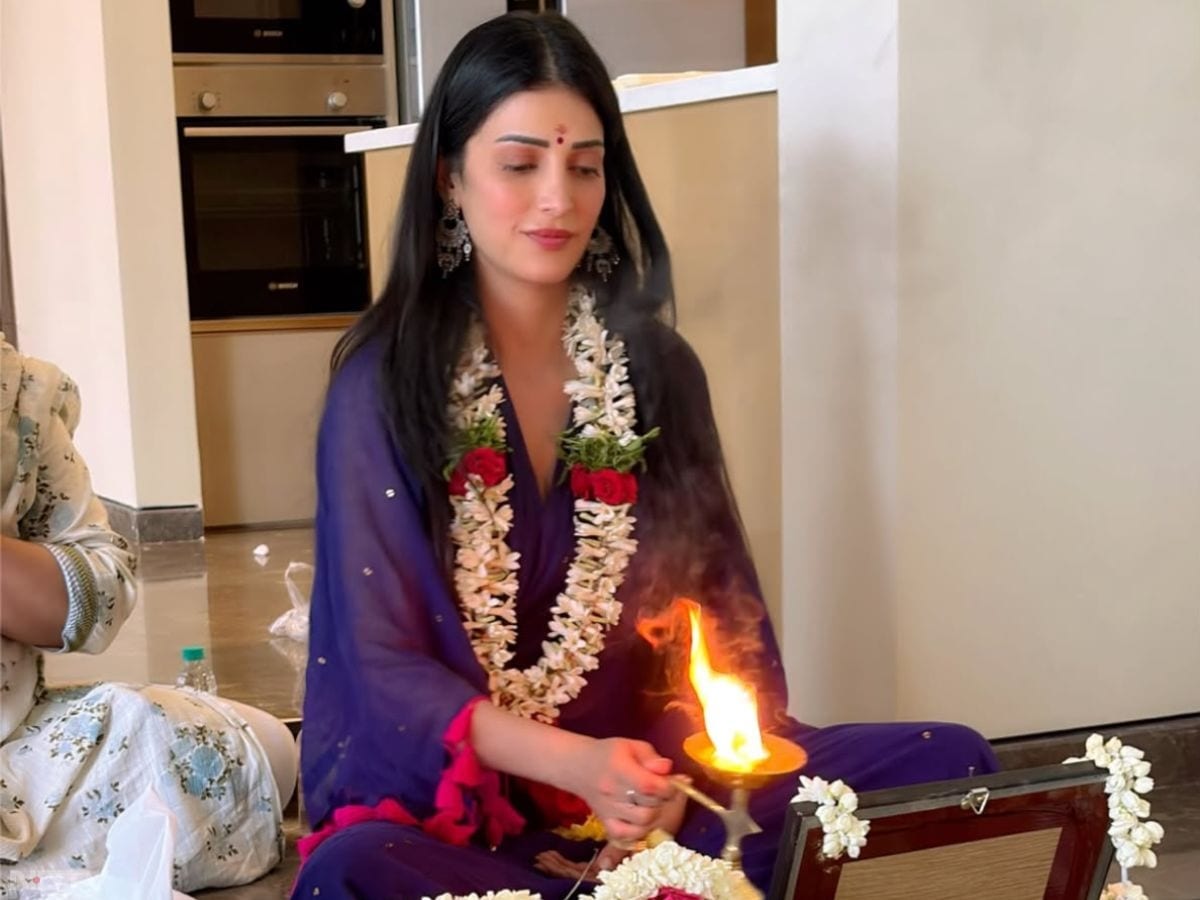 मुंबई जैसे शहर में अपना खुद का आशियाना बनाना किसी ब्लॉकबस्टर फिल्म हिट होने जैसा है! जहां कई सितारे बरसों तक सिर्फ ख्वाब देखते रह जाते हैं, वहीं हमारी रॉकस्टार श्रुति हासन ने चेन्नाई में इस सपने को हकीकत में बदल दिया है.
