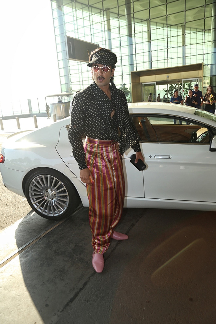 शाहरुख खान और रणवीर सिंह को मुंबई एयरपोर्ट पर किया गया स्पॉट
