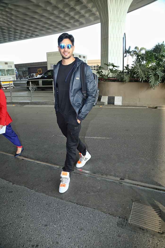 शाहरुख खान और रणवीर सिंह को मुंबई एयरपोर्ट पर किया गया स्पॉट