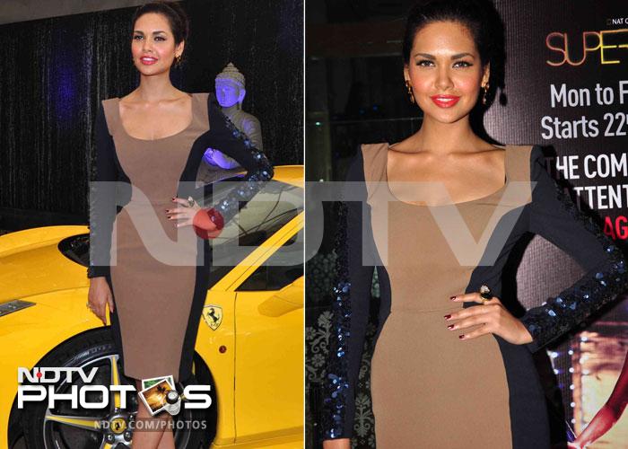 Esha Gupta wowed us in her latest appearance at a show launch. Her short brown dress with glittering navy-blue border shows off her curves beautifully. And we love the way your hair is swept off your face Esha.