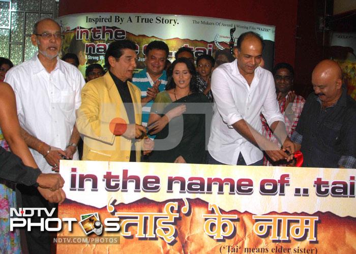 The cast of <i>In The Name Of Tai</i>, a real-life story based on the life of a slain social activist, were spotted at a special screening of the film.<br><br>

Actors Ujjwal Thengdi, Asrani and Nishigandha Wad look on as Ashutosh Gowarikar cuts the ribbon.