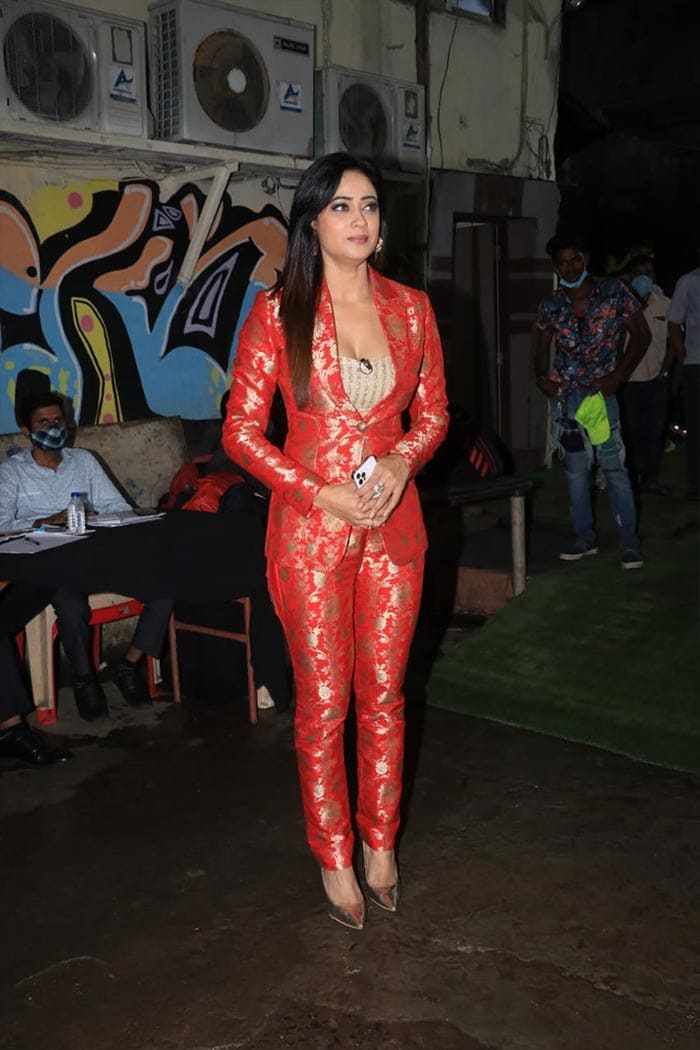 Shweta Tiwari looked stunning in a red and gold ensemble.