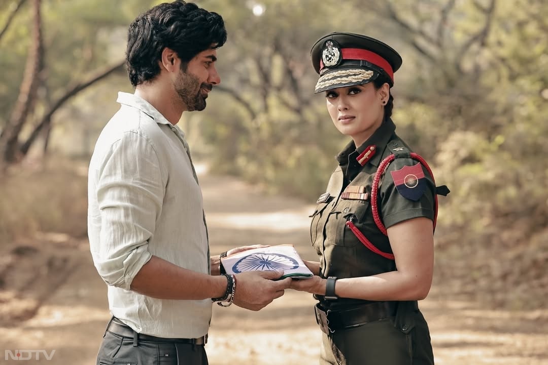 ये फोटोज शेयर करते हुए उन्&zwj;होंने लिखा, 'Uske hausle mein desh ki hifazat hai,aur uski nazaron mein uska garv chuppa hai