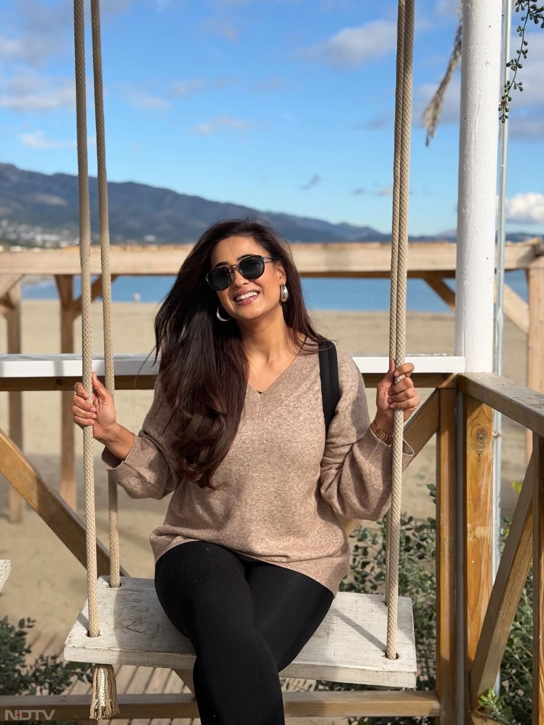 श्&zwj;वेता इन दिनों विंटर स्&zwj;पेशल लुक्&zwj;स में नजर आ रही हैं. shweta.tiwari/Instagram