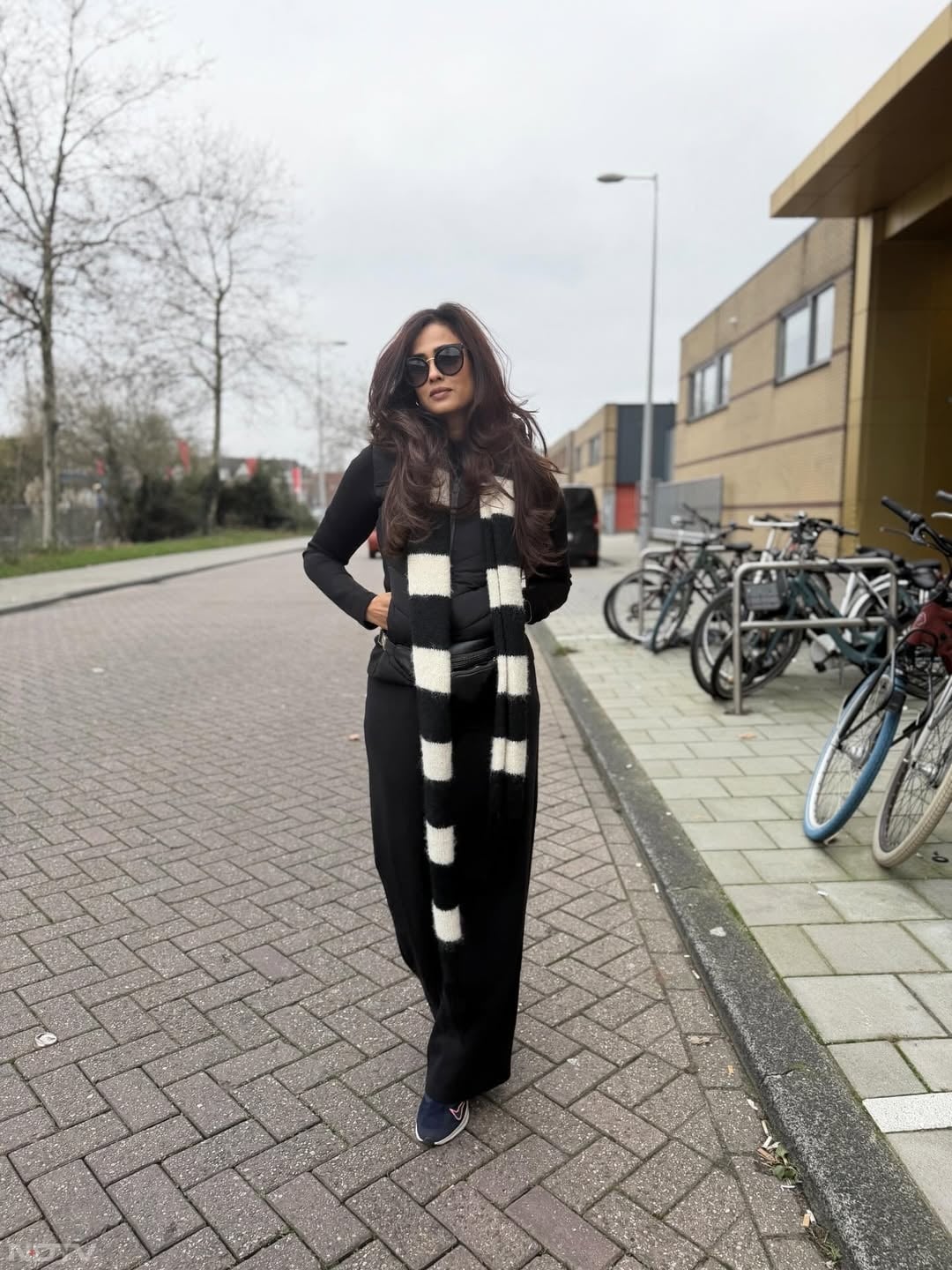 श्&zwj;वेता ने जो तस्&zwj;वीरें शेयर की हैं उनमें वे विंटर ड्रेसेज को भी कैरी करती दिखती हैंं. shweta.tiwari/Instagram