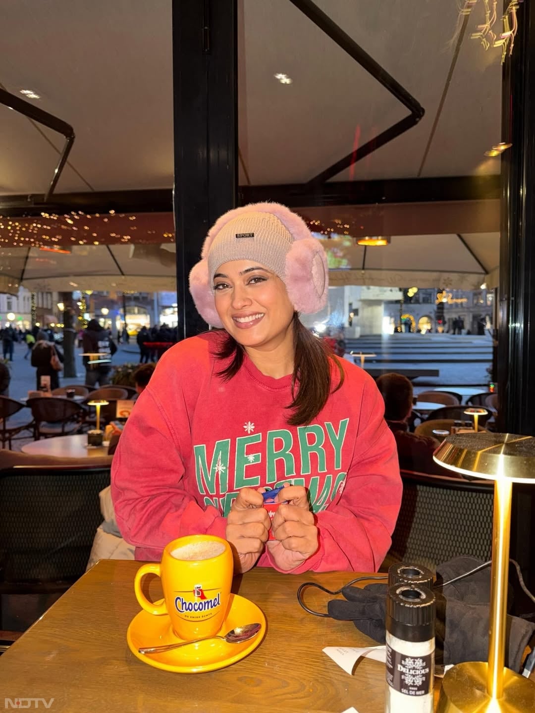 विंटर केजुअल लुक्&zwj;स में उनका ये स्&zwj;टाइल कॉम्&zwj;फी मोड का है. shweta.tiwari/Instagram