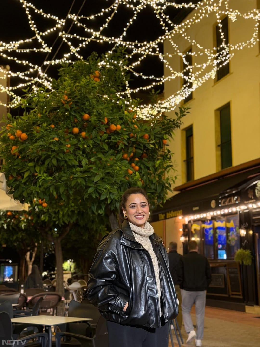 हाईनेक स्&zwj;वेटर और लेदर जैकेट का एवरग्रीन लुक उन पर फब रहा है. shweta.tiwari/Instagram