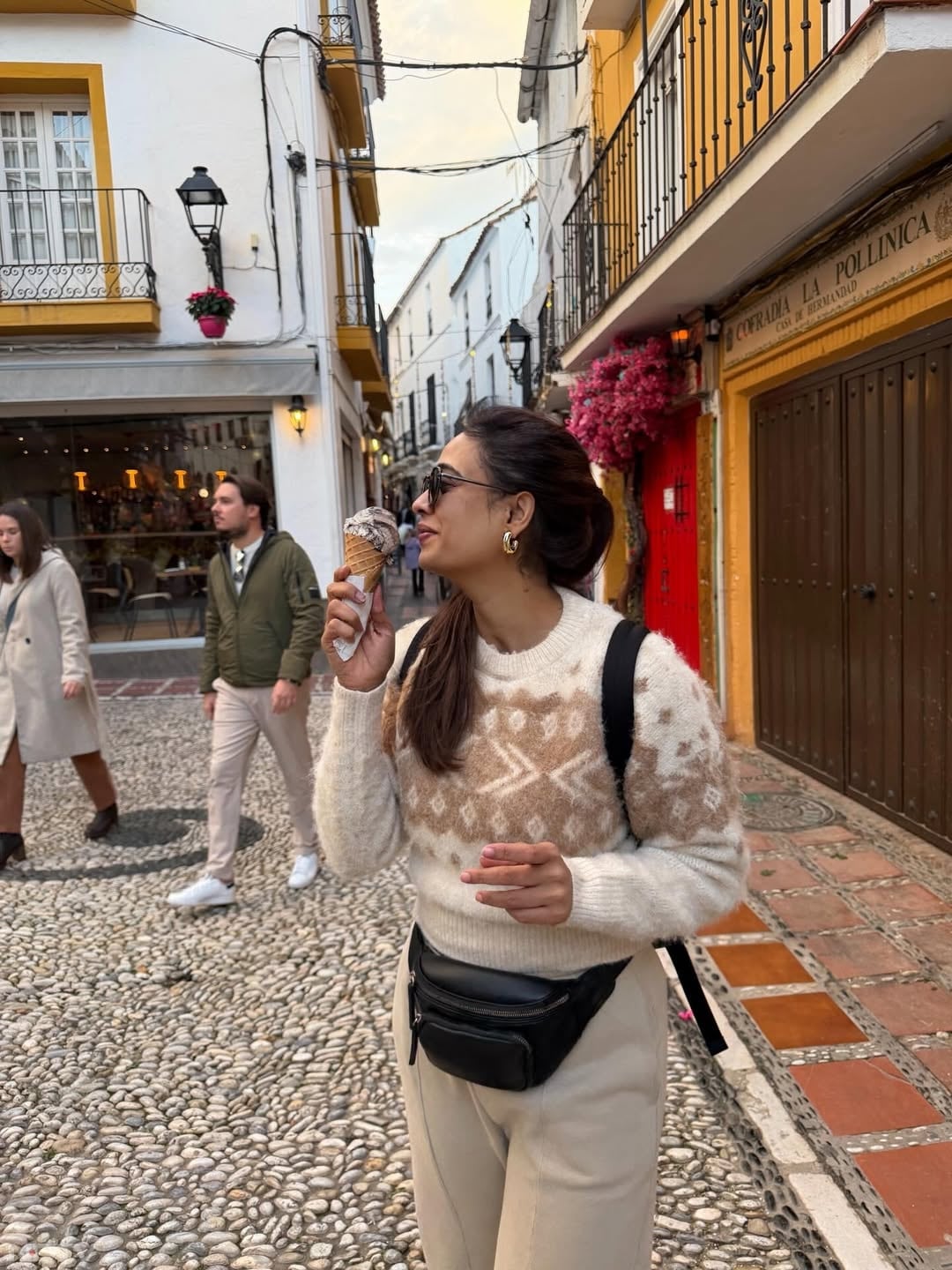 व्&zwj;हाइट कलर का विंटर स्&zwj;पेशल स्&zwj;वेटर हर साल ही फैशन में इन रहता है. shweta.tiwari/Instagram