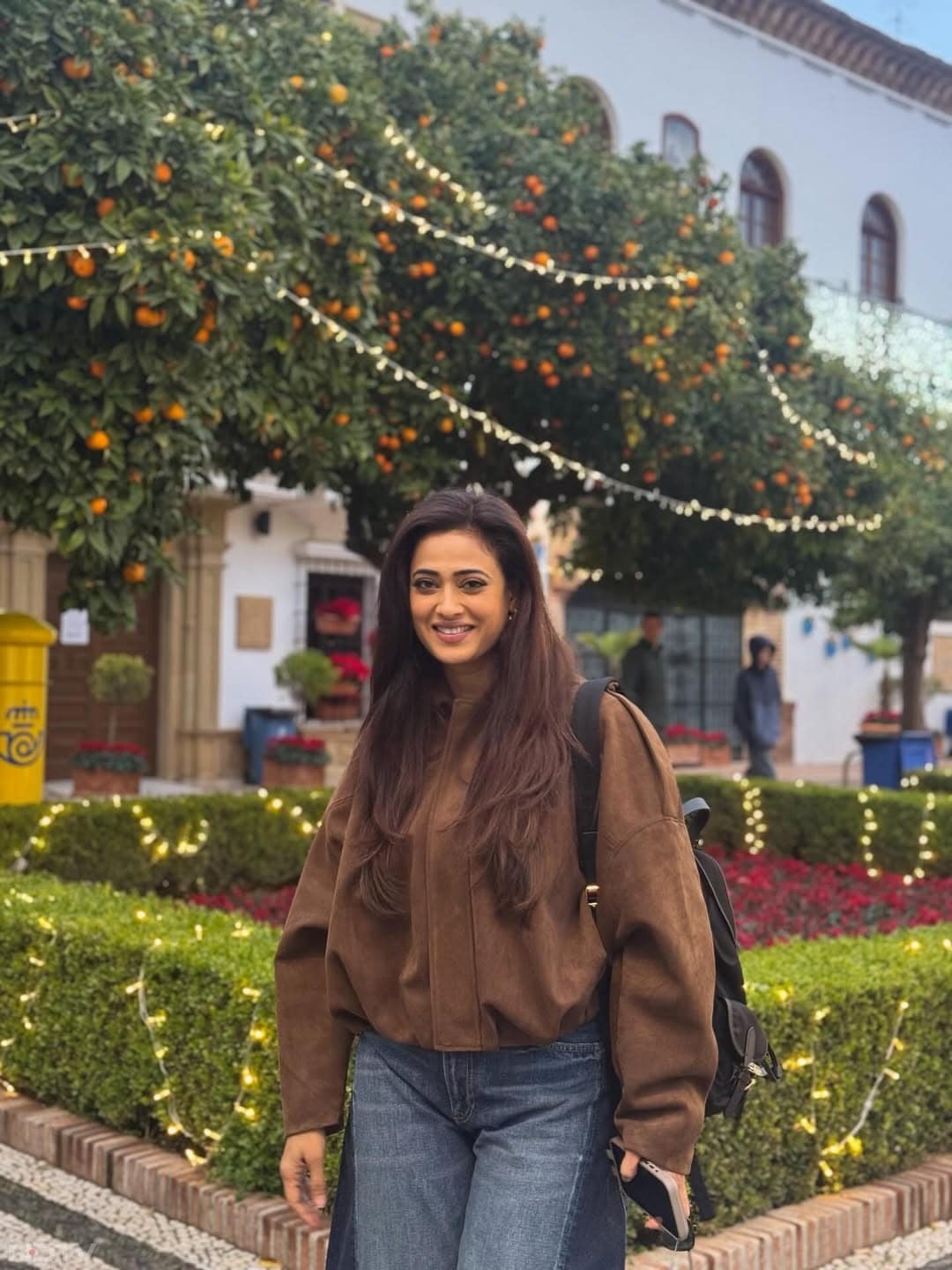 इन तस्&zwj;वीरों को देखकर लोग कमेंट कर रहे हैं कि श्&zwj;वेता की उम्र रुक गई है. वे खूबसूरती में जवां लड़कियों को टक्&zwj;कर देती हैं. shweta.tiwari/Instagram