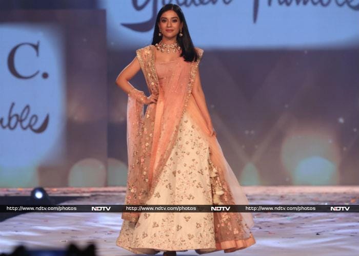 Shweta Bachchan, Sonam Kapoor Twirled Their Way To Our Hearts!