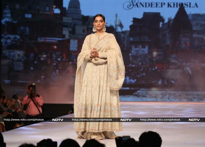Shweta Bachchan, Sonam Kapoor Twirled Their Way To Our Hearts!
