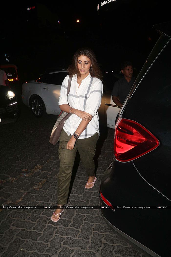 Shweta was casually dressed for the outing.