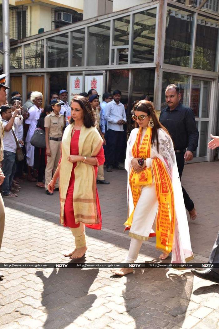 Deepika Padukone And Ranveer Singh Visit Siddhivinayak Temple With Family