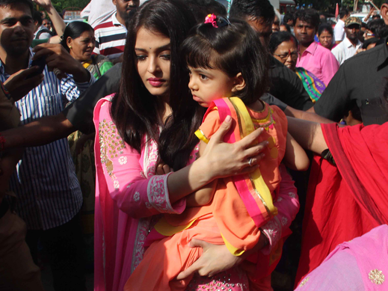 Aishwarya and Aaradhya Visit Siddhivinayak Temple