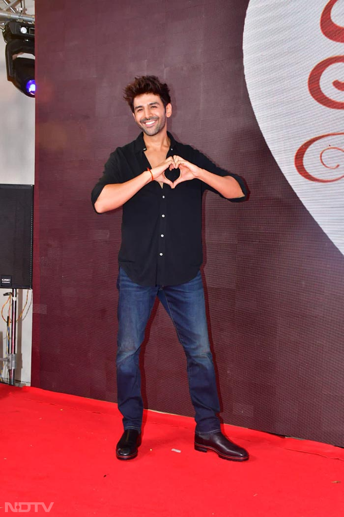 Hold that pose and smile please, Kartik Aaryan. (Image courtesy: Varinder Chawla)