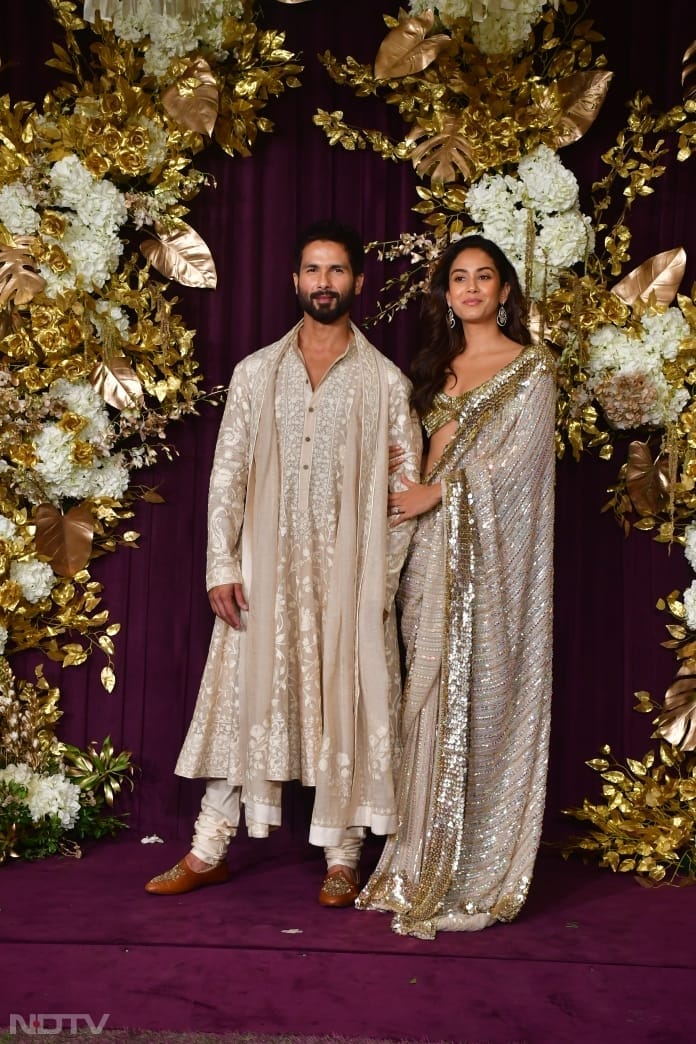 Shahid Kapoor and Mira Rajput wore colour-coordinated outfits (Image courtesy: Varinder Chawla)