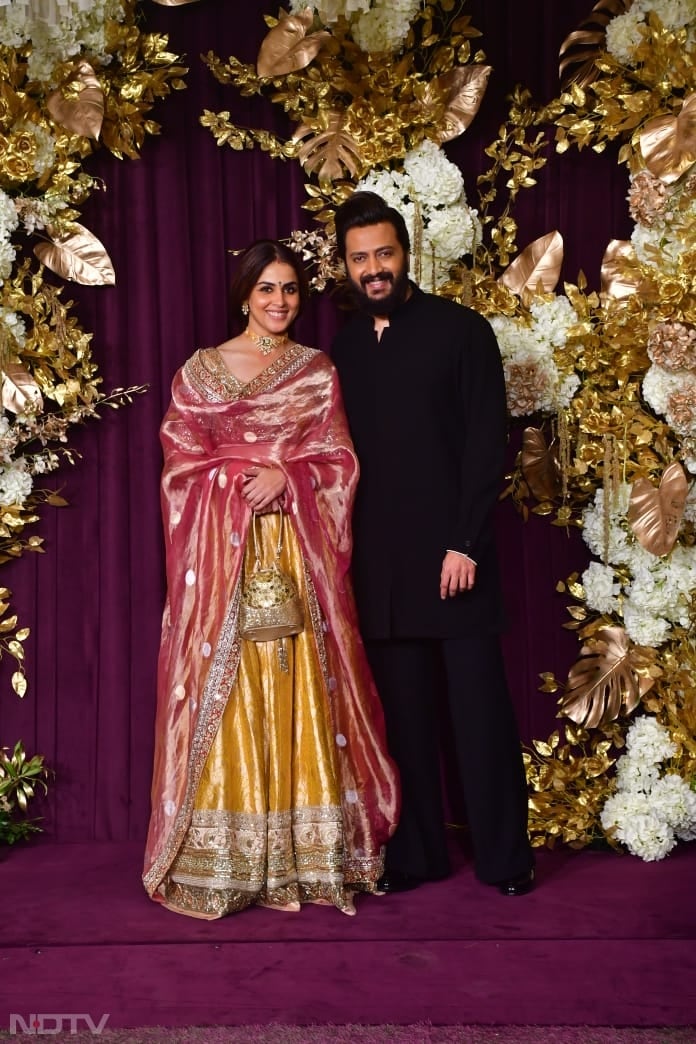 Riteish Deshmukh and Genelia were dressed in their festive best (Image courtesy: Varinder Chawla)