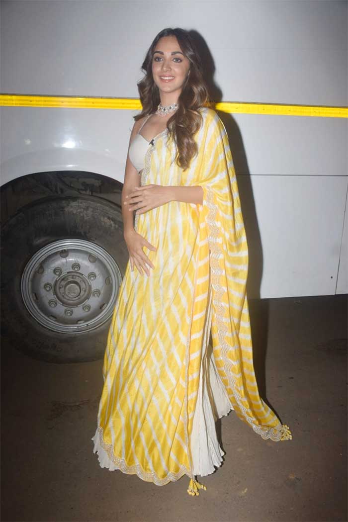 Kiara Advani looked like a ray of sunshine in a white <i>lehenga</i> styled with a <I>leheriya</i> yellow <I>dupatta</i>.