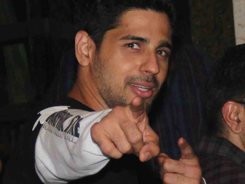 करण जौहर के साथ सिद्धार्थ मल्होत्रा ने मनाया बर्थडे, नहीं पहुंचीं आलिया भट्ट करण जौहर के साथ सिद्धार्थ मल्होत्रा ने मनाया बर्थडे, नहीं पहुंचीं आलिया भट्ट