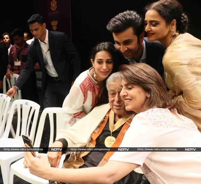 10 Moments You May Have Missed From Shashi Kapoor\'s Award Ceremony