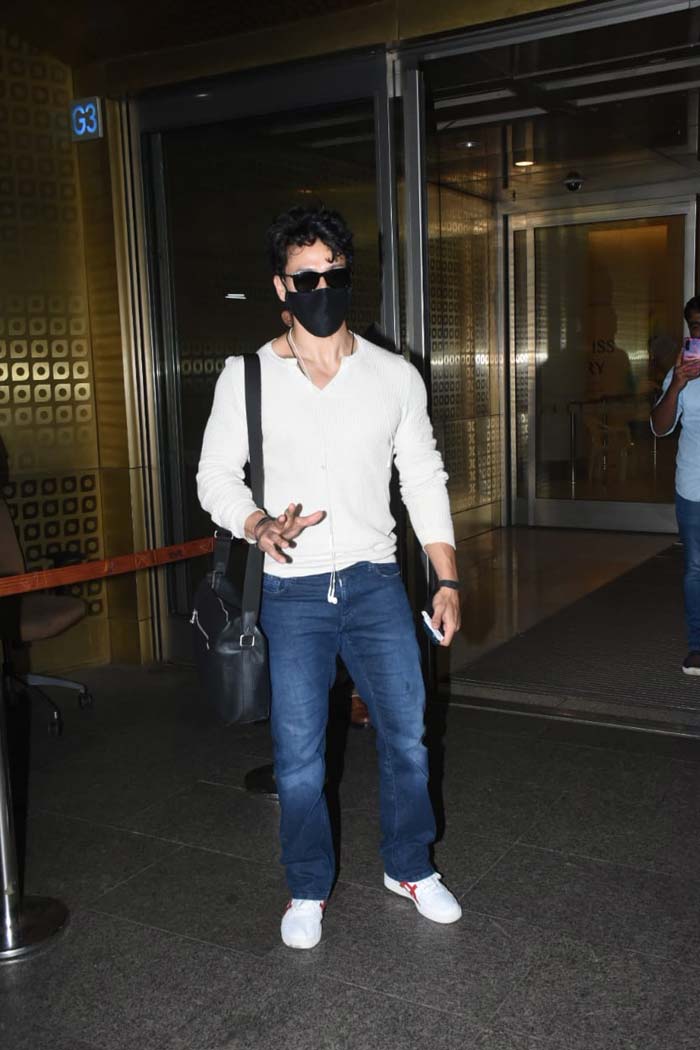 Tiger Shroff patiently posed for the paparazzi at the airport.