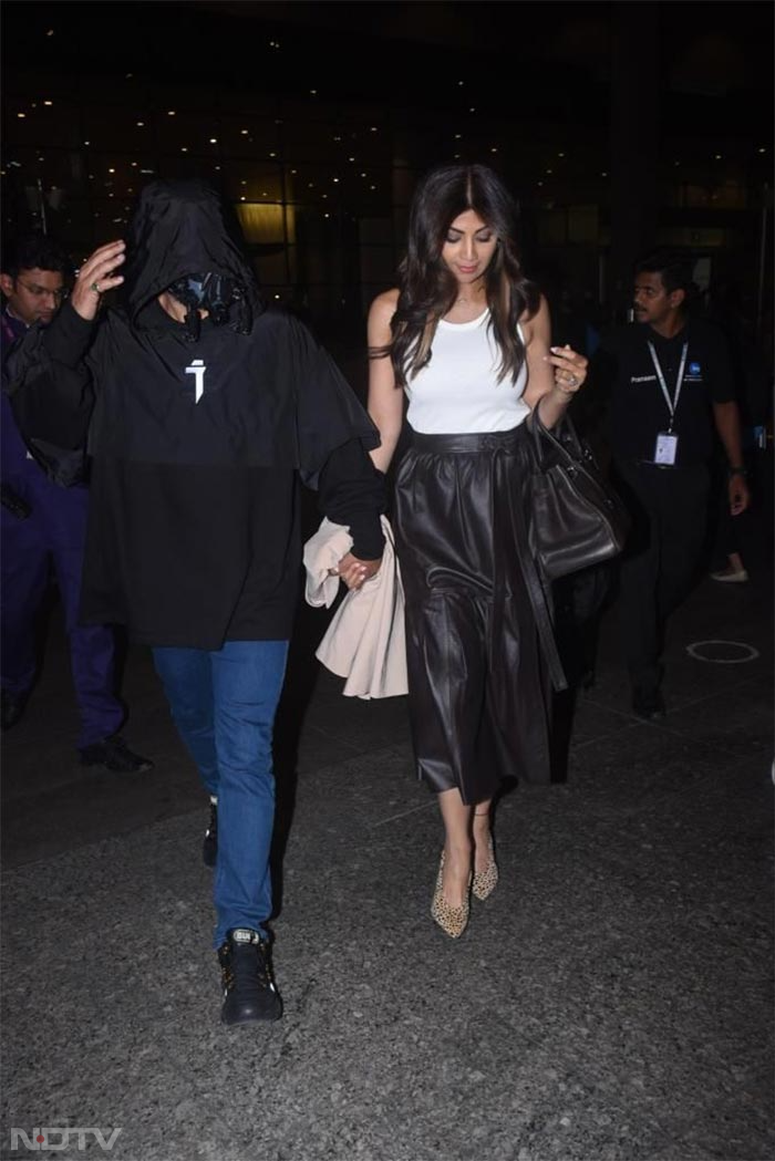 Shilpa Shetty was spotted at the airport with her husband Raj Kundra. (Image Courtesy: Varinder Chawla)