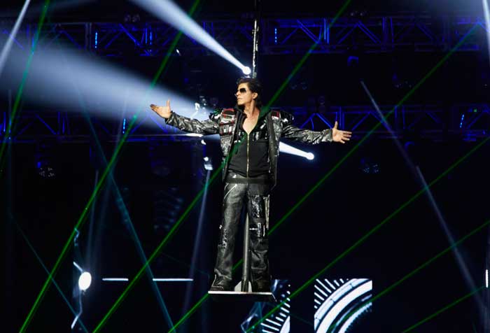 After their spectacular performance in Houston and New Jersey, the team of <i>Happy New Year</i> performed in Washington DC as a part of their ongoing SLAM! tour.<br><br>

SRK entered the show via an aerial cable in his characteristic larger than life style.