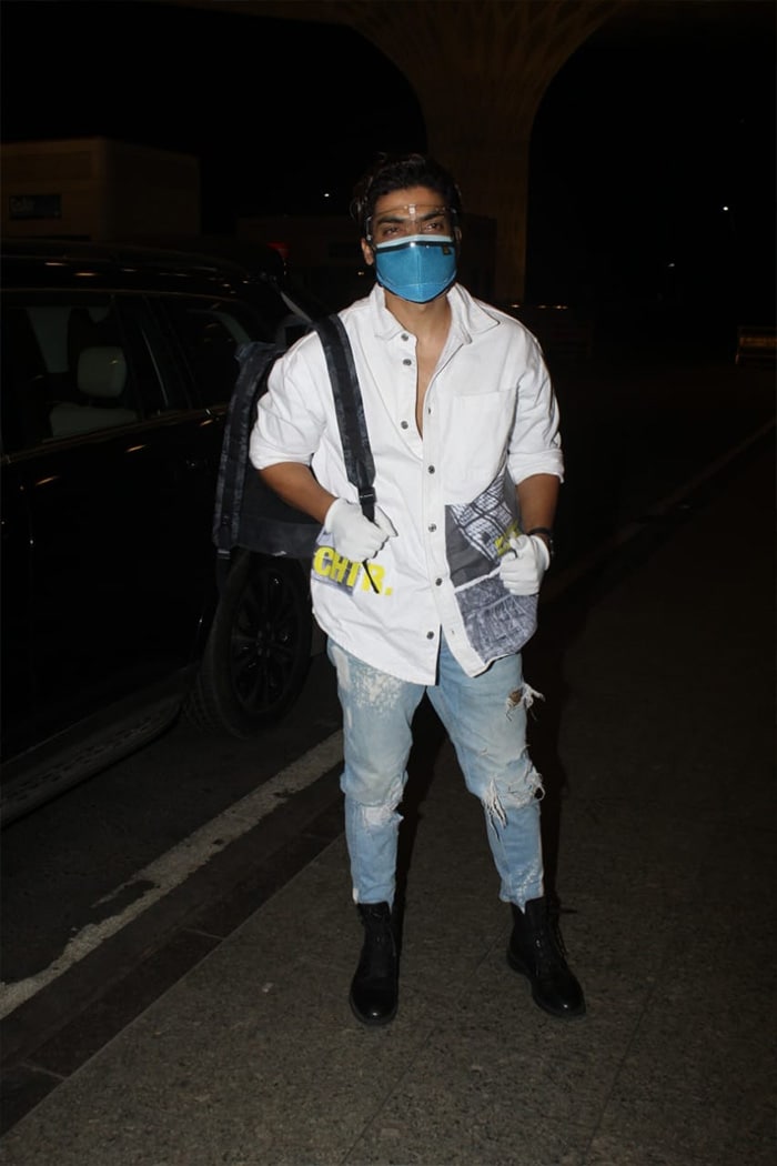 Gurmeet Choudhary, on the other hand, was pictured at the Mumbai airport.