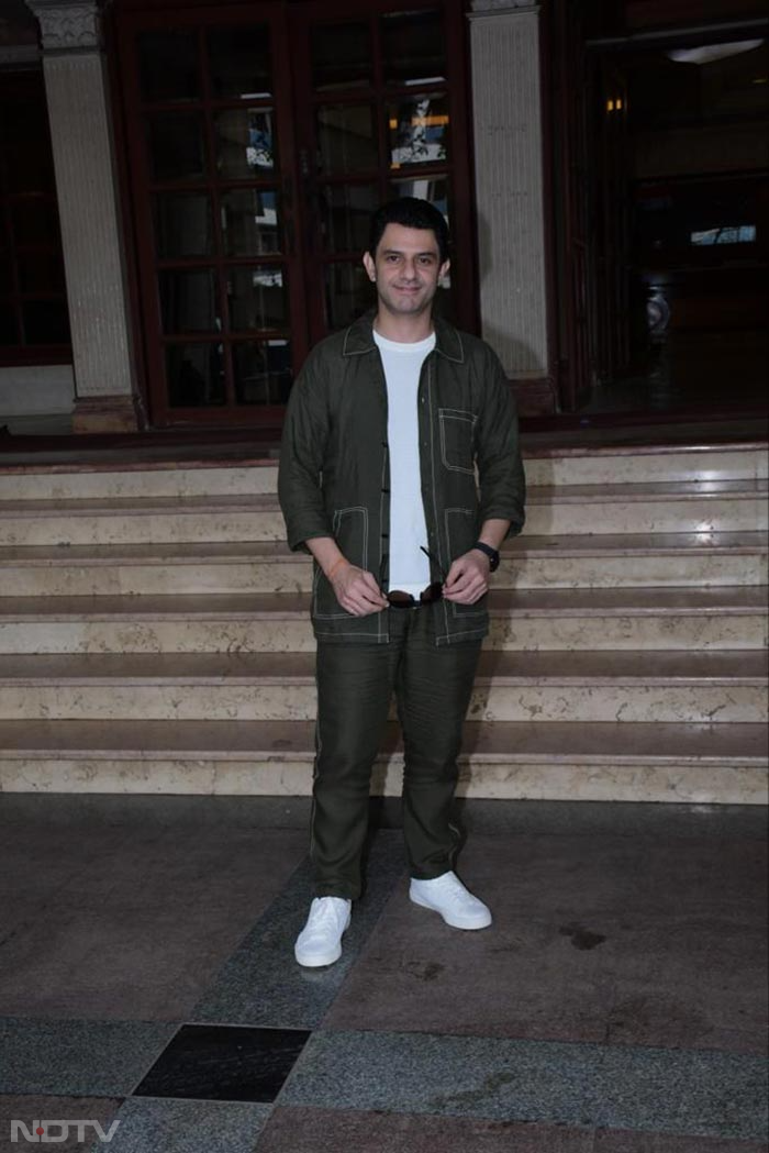 Arjun Mathur sported his uber style. (Image Courtesy: Varinder Chawla)