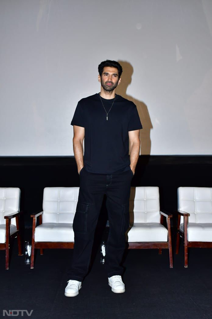 Aditya Roy Kapur looked dapper in his casual wear.  (Image Courtesy: Varinder Chawla)