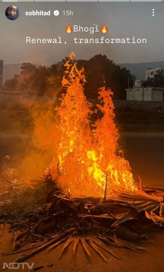 शोभिता ने एक बॉर्नफायर की तस्वीर शेयर की, जिसके साथ उन्होंने कैप्शन लिखा, "भोगी, नवीनीकरण, परिवर्तन." जो लोग नहीं जानते उन्हें बता दें, भोगी पोंगल समारोह का एक अभिन्न अंग है.