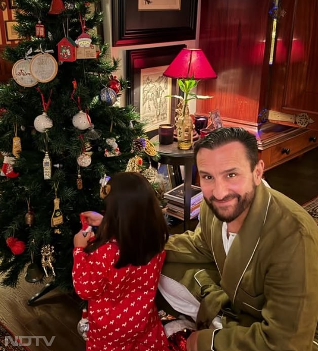 उनकी क्रिसमस डेकोरेशन तस्वीरों में सैफ अली खान , करीना कपूर खान, शर्मीला टैगोर, तैमूर, जेह और इनाया भी शामिल हैं. sakpataudi/instagram