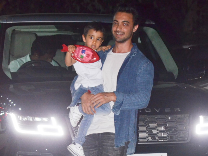 Photo : Little Ahil Is Star Guest At Party Night With Sohail Khan, Bobby Deol