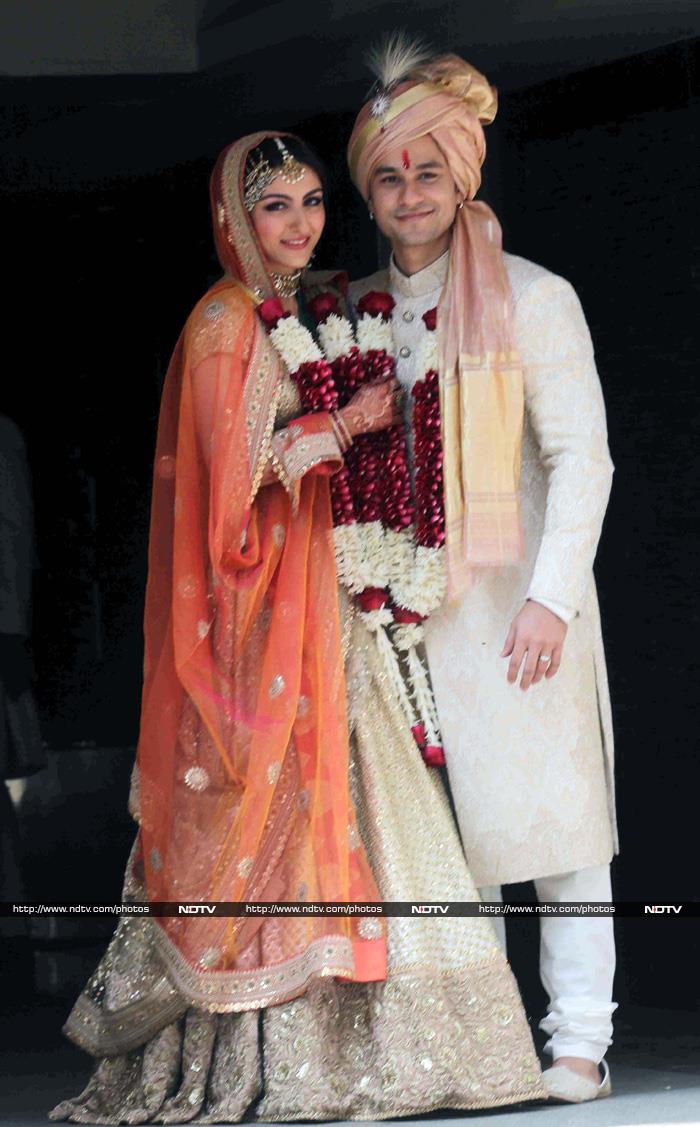 Kodak Moment: Saif, Kareena, Sharmila Celebrate Soha\'s Wedding