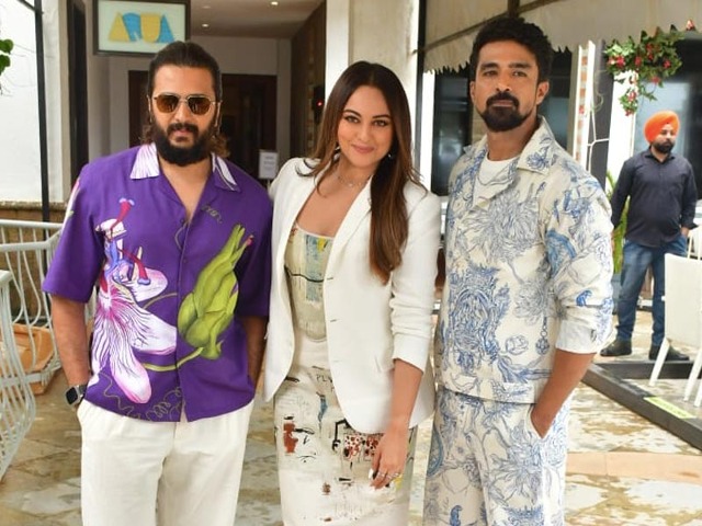 Sonakshi Sinha Checked Into <i>Kakuda</i> Promotions With Saqib And Riteish
