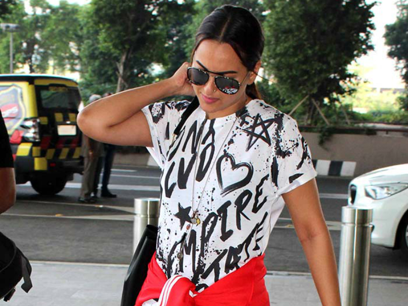 तस्वीरों में देखें सोनाक्षी और नेहा का ये स्पोर्टी अंदाज