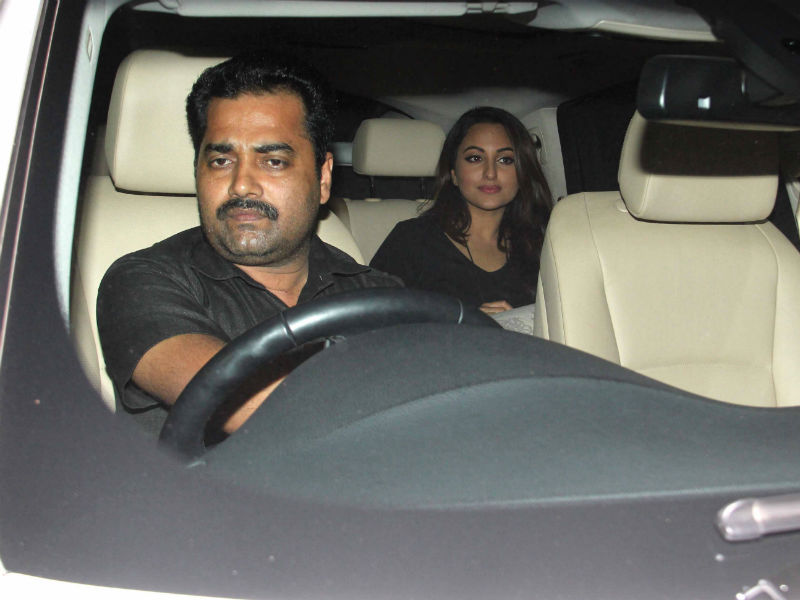 इतनी रात को किसके साथ और कहां जा रही हैं सोनाक्षी सिन्हा!