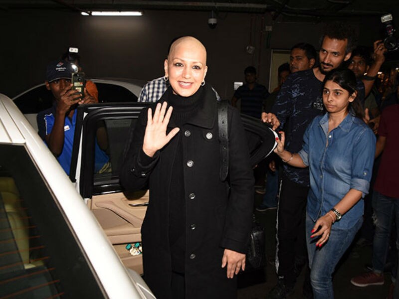 Photo : न्‍यूयॉर्क में कैंसर का ईलाज करा रहीं बॉलीवुड एक्‍टेस सोनाली बेंद्रे मुंबई लौटीं