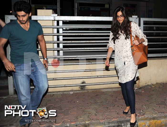 Sonam\'s night out with cousin Arjun Kapoor