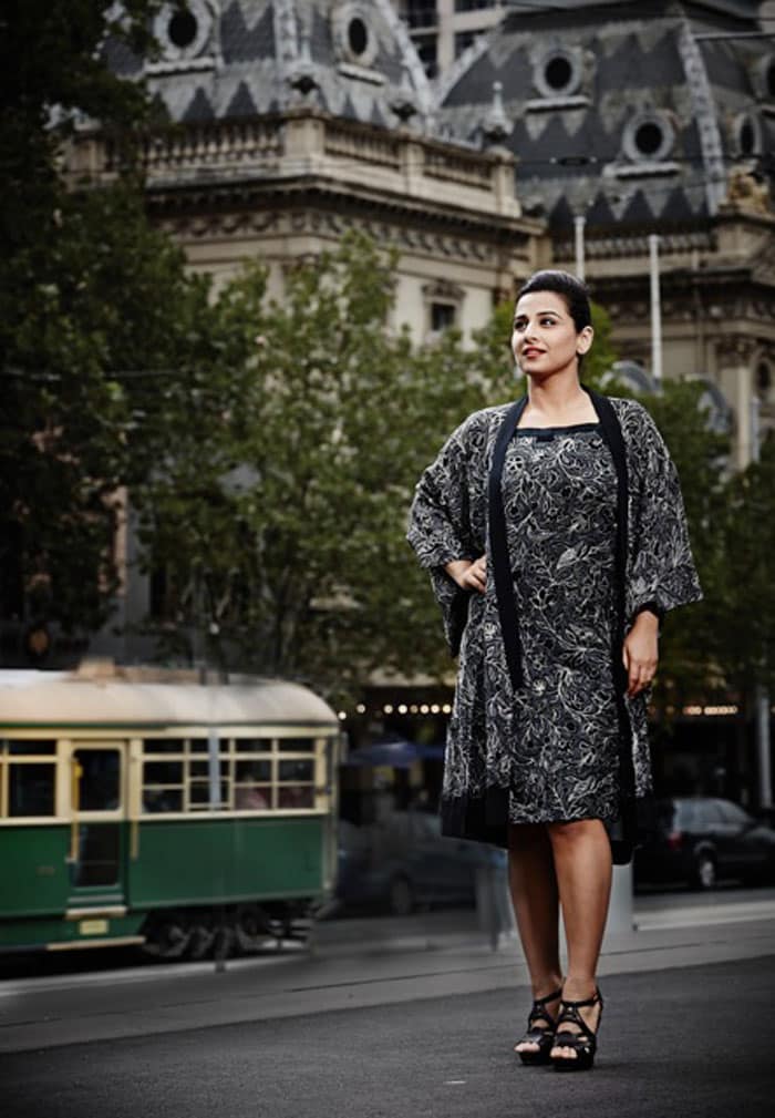 Vidya's second outfit was a dress and cape in slate colours created by Japanese-Australian designer Akira Isogawa.