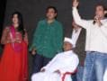 Photo : Anna Hazare watches film