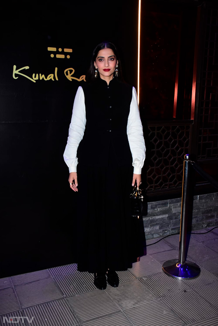 Sonam Kapoor looked pretty as ever in her OOTN. (Image Courtesy: Varinder Chawla)