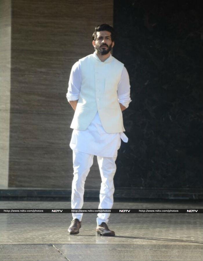 Harshvardhan Kapoor also greeted Sonam's guests.