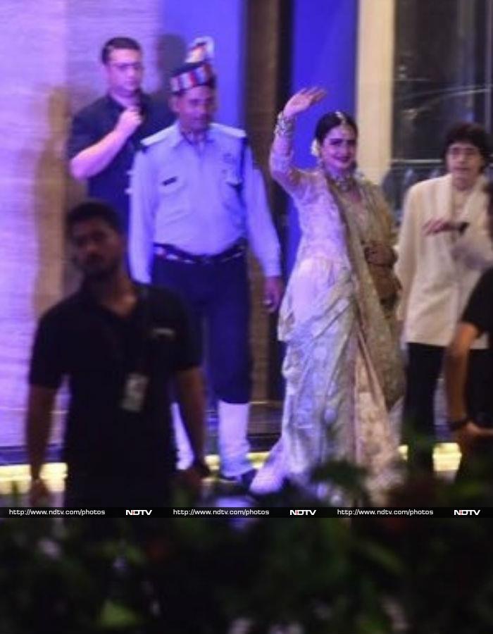 Rekha also checked in to Sonam's <I>mehendi</i>.