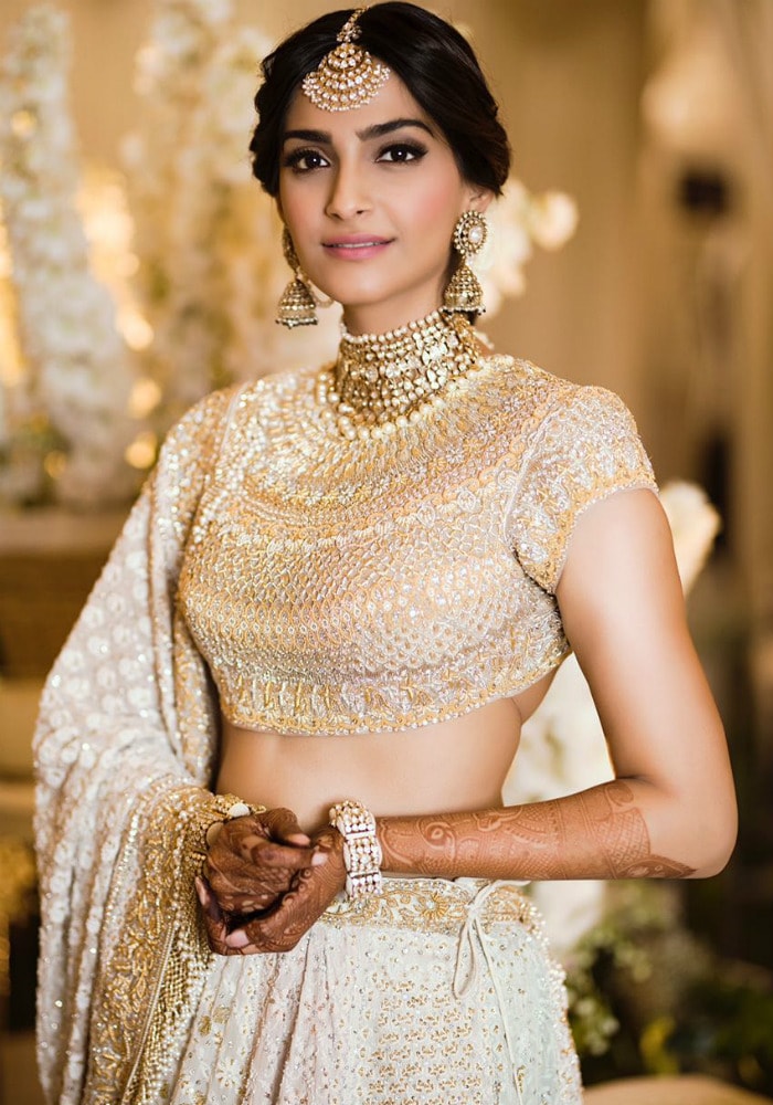 Sonam Kapoor Ki Mehendi Janhvi Khushi And Others Pretty In White