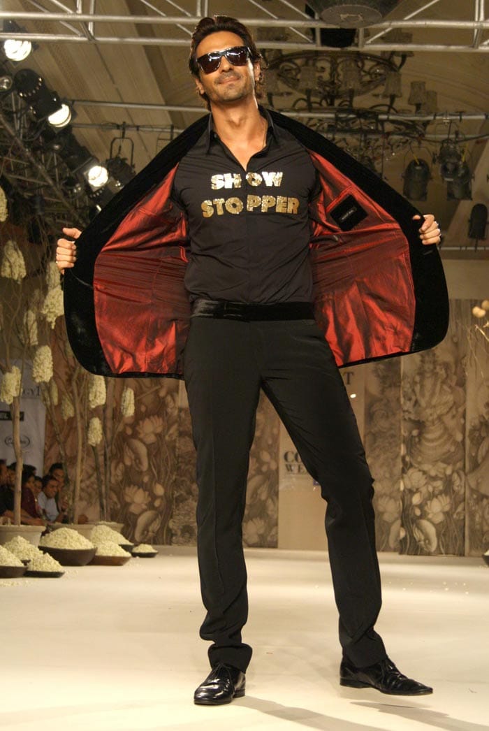 Arjun walks the ramp for Rohit Bal